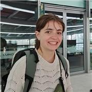Étudiante donne des cours de soutien en anglais à des élèves jusque au Bac